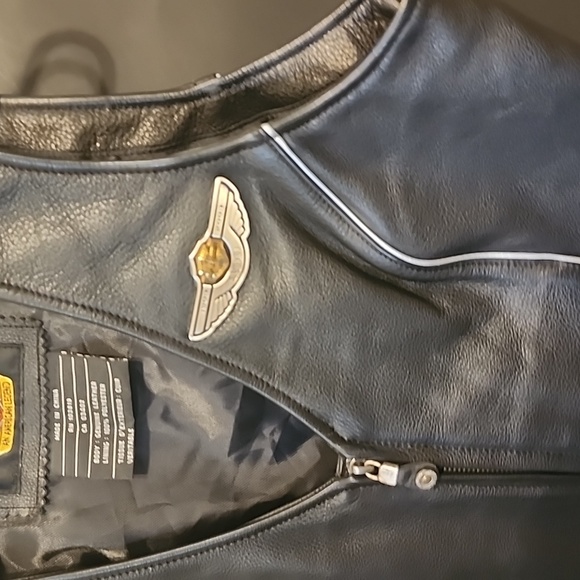 Women's Harley-Davidson leather vest size medium. - Picture 2 of 4